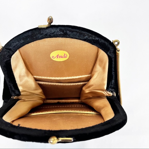 Vintage Ande’ Black Velvet Clutch Handbag With Gold Chain Kiss Clasp Closure - Picture 4 of 5